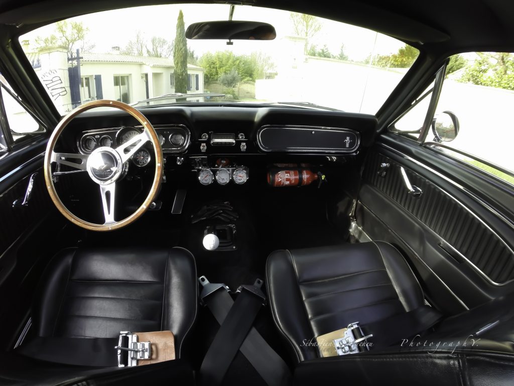 Un magnifique intérieur noire pour cette Mustang 66
