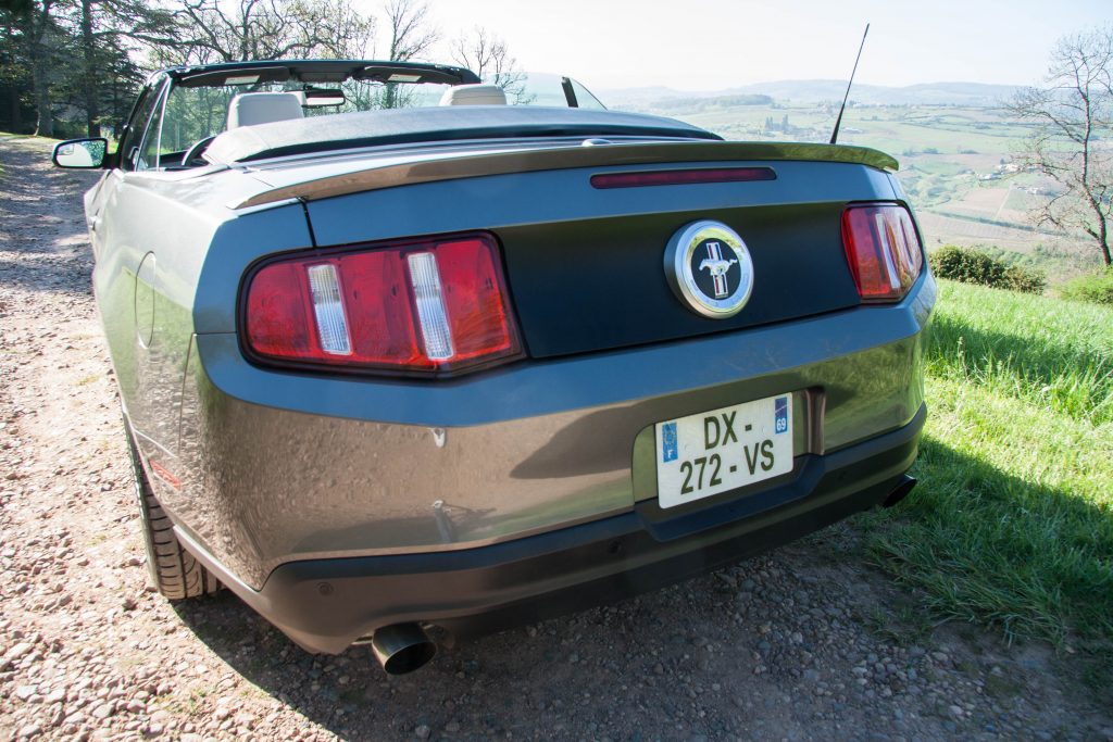 Avec son arrière-train imposant, cette Mustang est identifiable facilement !
