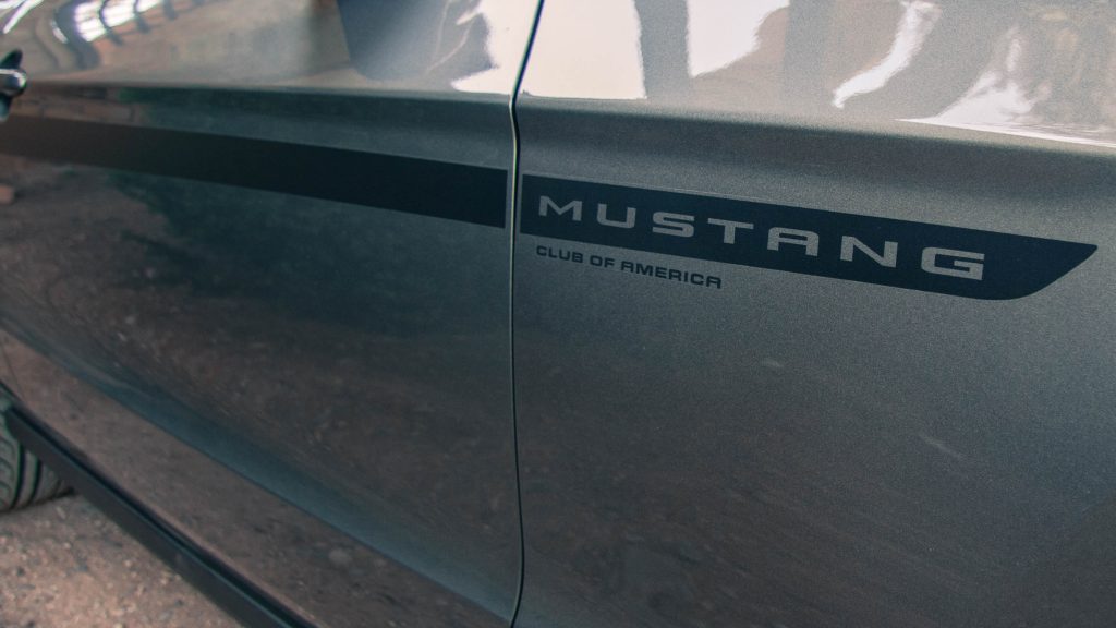 La Mustang MCA Edition arbore ces discrètes bandes autocollantes noir mat sur ses ailes avant