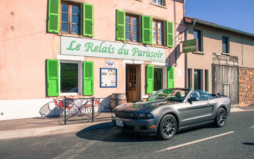 Une Mustang dans les villages français du Beaujolais...