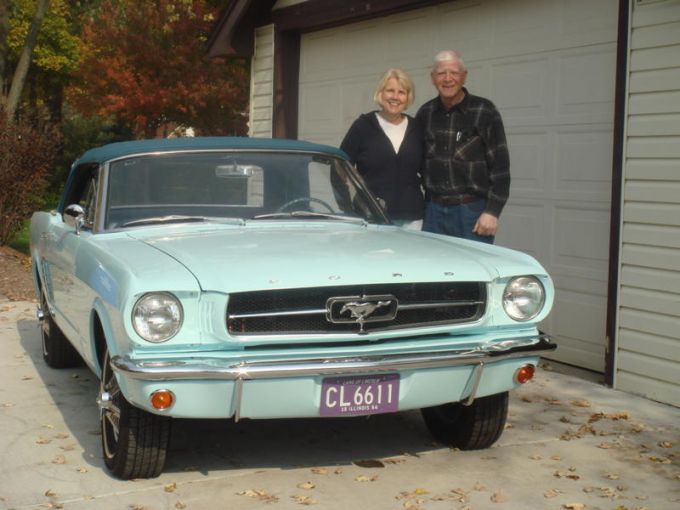 Gail et Tom Wise devant leur Mustang 65