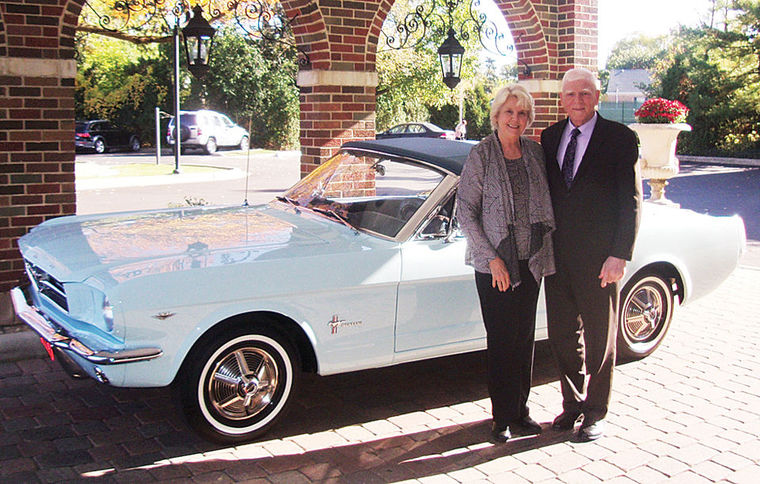 Gail et Tom Wise devant leur Mustang 65 après la restauration