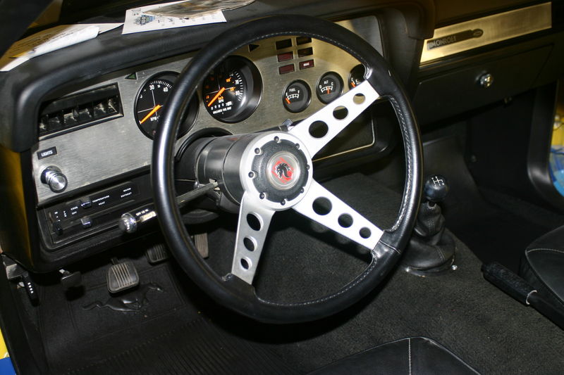L'intérieur est celui d'une Cobra II, on note l'absence de console centrale et la transmission manuelle