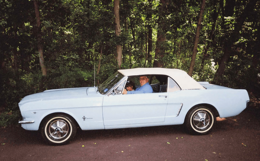 Ron Hermann, en 2007, au volant de sa Mustang 64 1/2, accompagné par sa petite fille.