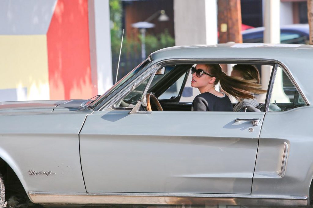 Au volant de sa Mustang. Crédits photos : Abaca
