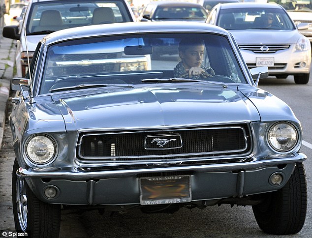 L'actrice conduisant sa Ford Mustang. Crédits photo : Splash