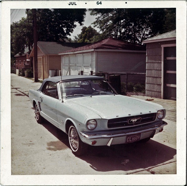 Une photo d'époque de la Mustang 64 1/2 de Gail Brown