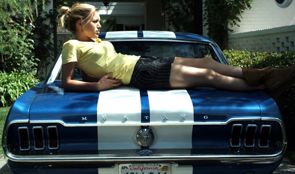 Cindy (Jeanette May Steiner) sur le coffre de la Mustang '67 de Shane (Michael Madison)